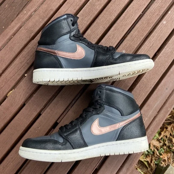 Air Jordan 1 High Retro Bronze Metal Size 9 Women’s Sneakers (2016) - Picture 8 of 13